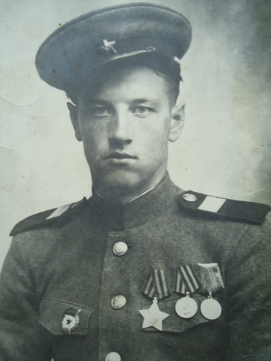 Мой дедушка Володя, по отцу, прошёл всю войну, был ранен, вернулся домой