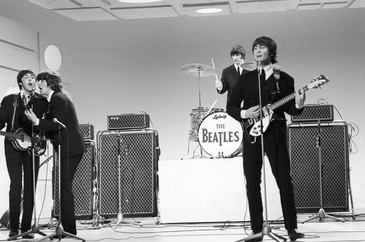 Битлз фест. Группа the beatles 60х. битлз 1965. группа битлз на сцене. битлз шоу эда салливана.