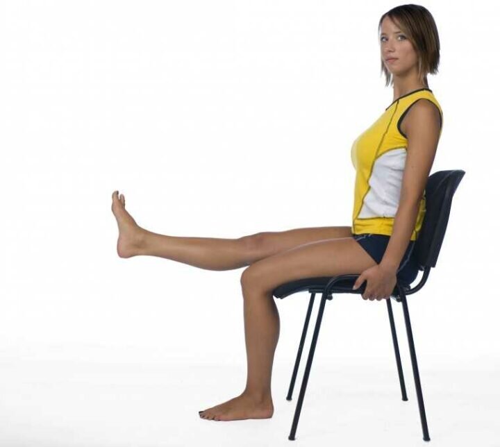 Почему дрыгают ногой. Упражнения на стуле. Ноги на стуле. Упражнения для ног сидя на стуле. Сидя с вытянутыми ногами.