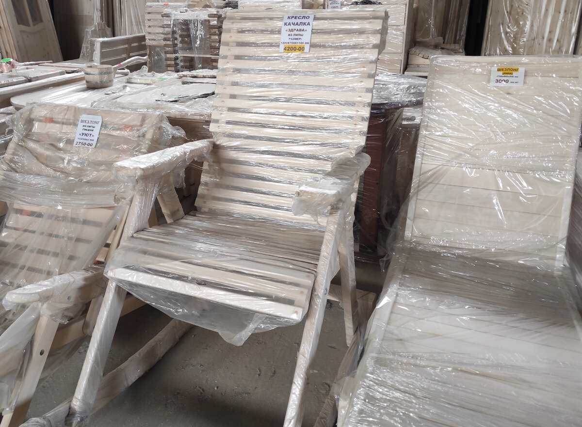 Деревянная мебель в магазине пиломатериалов