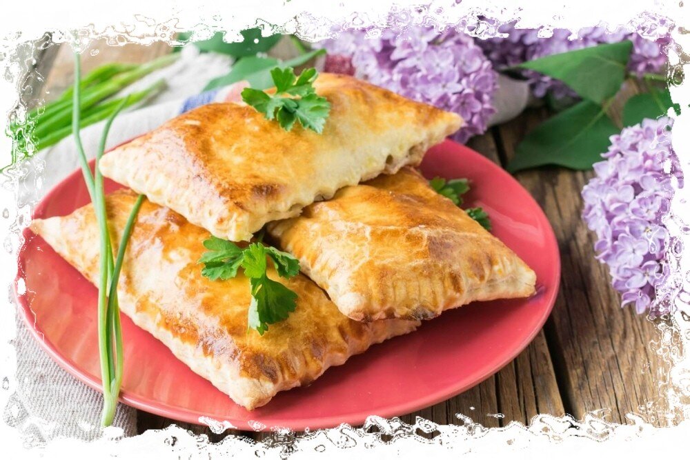 слоеные пироги. слойки с курицей. пирог из слоёного теста с курицей и сыром. слойки с курицей и грибами. слойка с курицей и картошкой.