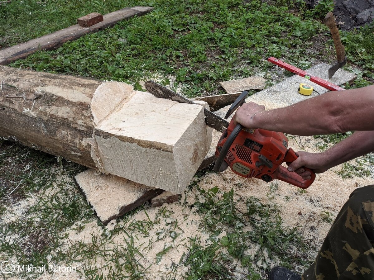 Выпиливание края бревна под размер посадочного места.