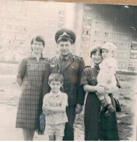 Нина  и я с сыновьями, Ну и один из дембелей.