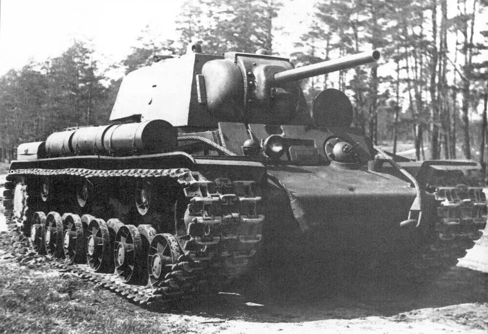 Когда на поле боя второй мировой войны появился танк КВ-1 (Клим Ворошилов)  немцы были в недоумении. Броню этого гиганта не брала ни одна пушка. Немецкие танки просто не могли ничего сделать с КВ.