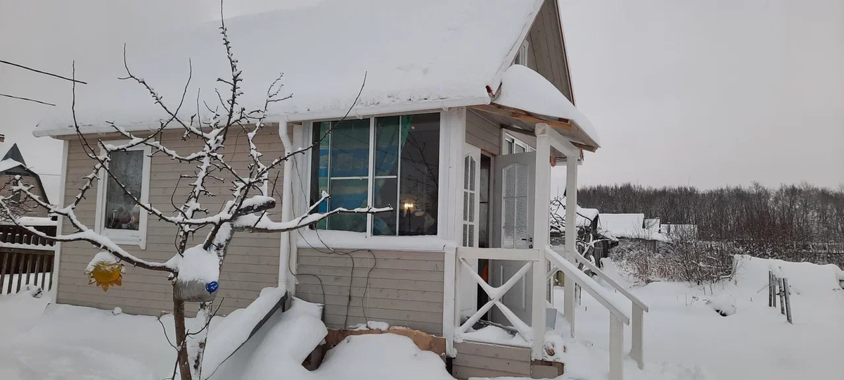 Мне кажется сказочной эта простая картинка. Мой заснеженный домик. (фото автор)