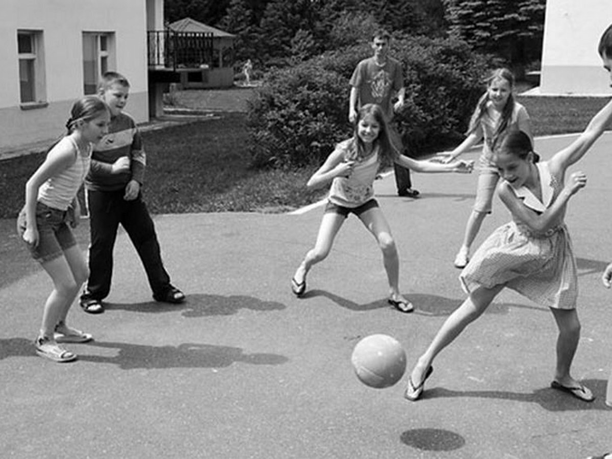 Читая ностальгически-восторженные восклицания о жизни простых людей во времена Советского союза, иногда поражаешься странноватой благостности этих воспоминаний.-3