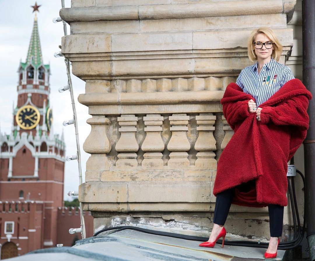Джон Гальяно отметил, что Россию он представляет так: «Красная площадь, икра и Эвелина Хромченко». 