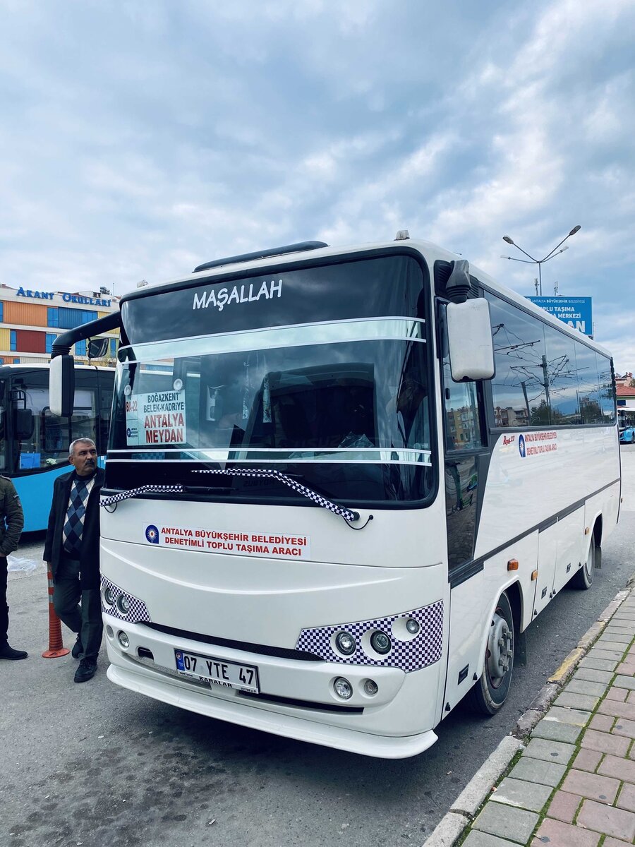 Автобусы небольшие, но места хватает всем. Думаю, что в сезон картина совсем другая.