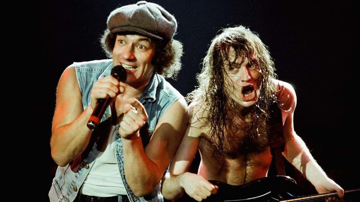 Кто придумал вставить молнию: История лого и обложек AC/DC | 𝐅𝐔𝐙𝐙  𝐌𝐔𝐒𝐈𝐂 | Дзен