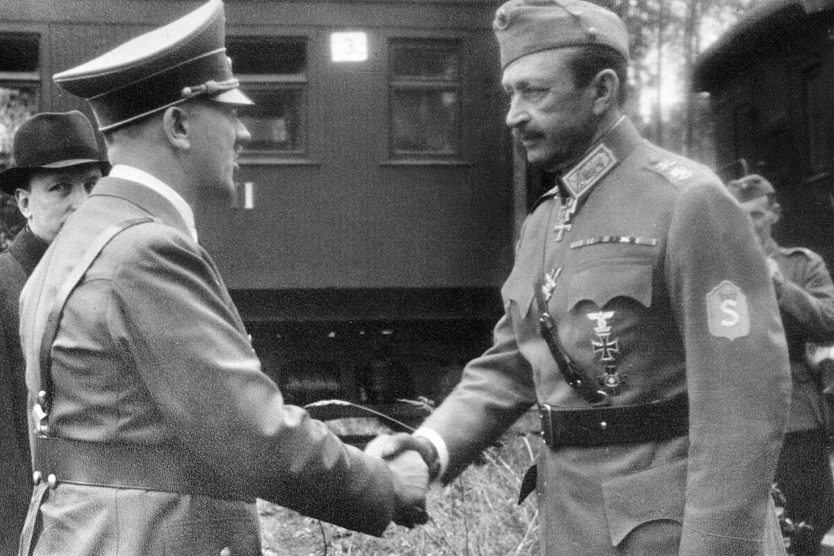 Слева-направо: Гитлер и Маннергейм