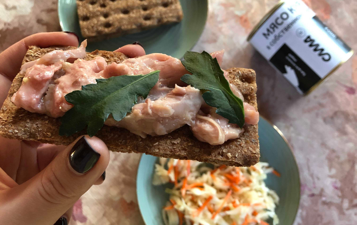 Бутерброд с куриной тушёнкой. Простой рецепт