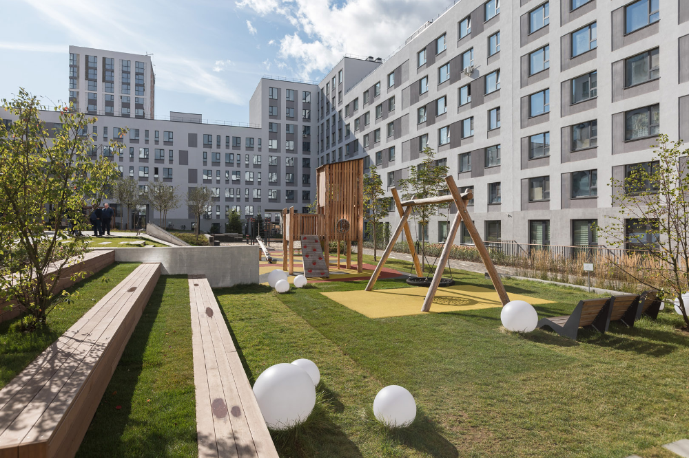 Современное благоустройство двора предполагает разделение игровых зон для детей разных возрастов, спортивные площадки, места для тихого отдыха. Пешеходные дорожки должны быть удобны для прогулок, а скамейки — для сидения.