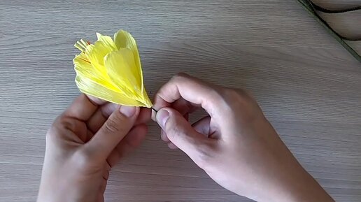 Гладиолусы из гофрированной бумаги / Цветы из бумаги / DIY Gladiolus from crep paper