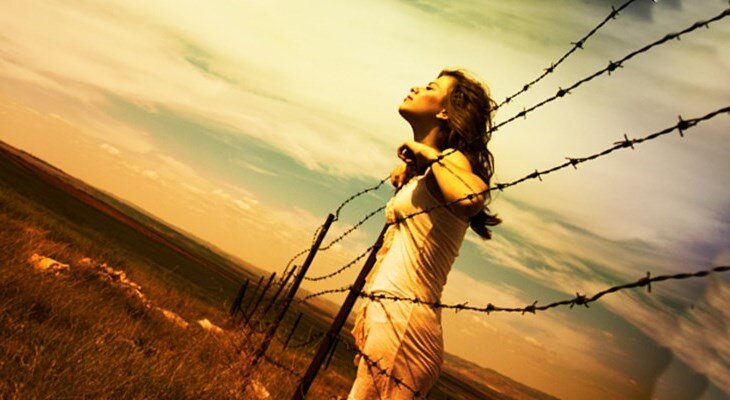 Все мы хотим жить в гармонии с самим собой и с окружающим миром. Иногда это кажется очень сложным. А между тем, лучший способ стать счастливым - это для начала воспитать в себе всего пять привычек. Эти навыки нужно постоянно тренировать в себе, контролировать каждый день - и постепенно поймёшь, что ты счастлив. 