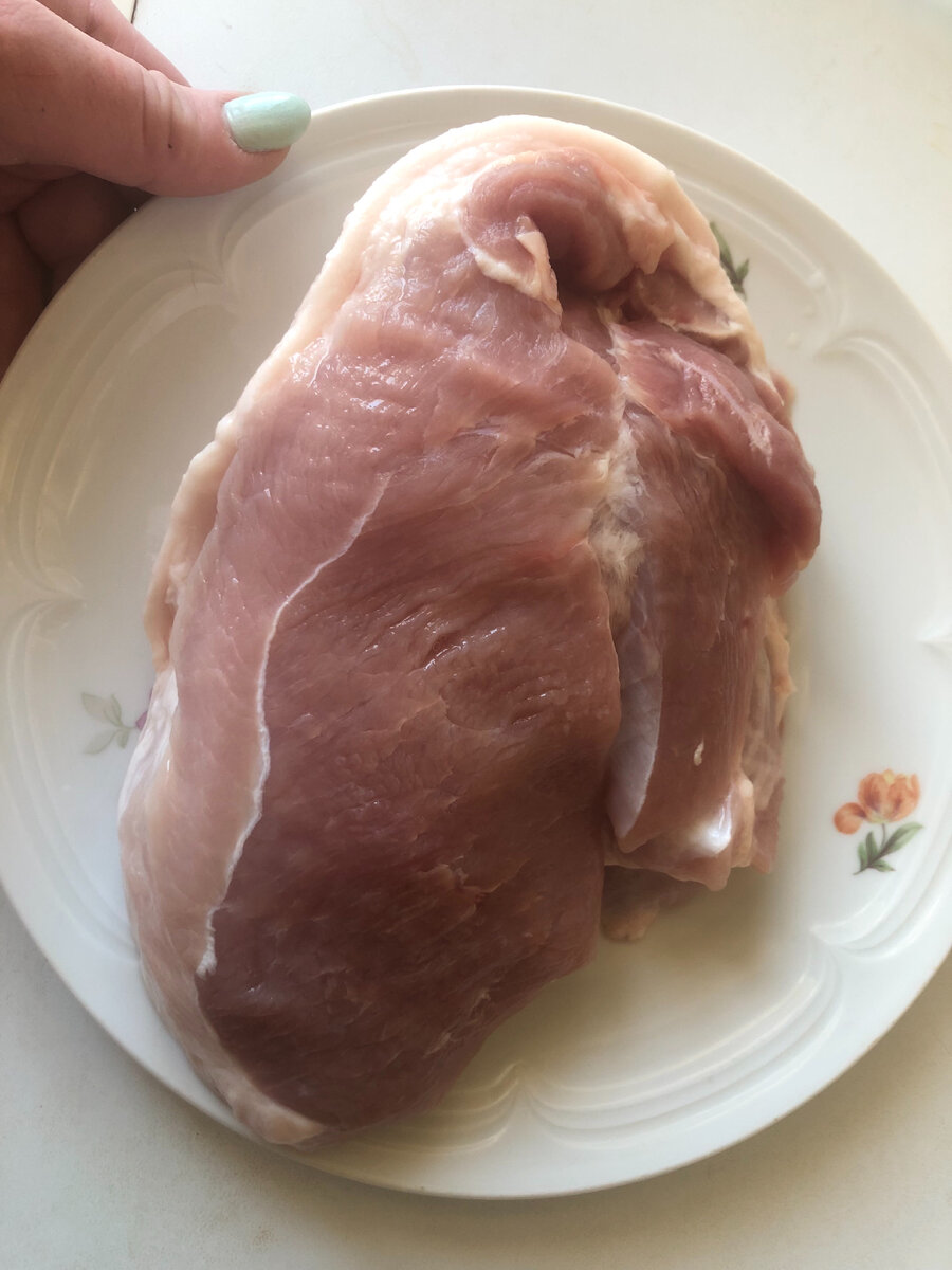 Берём кусок мяса( у меня лопатка без кости ) Готовим маринад из майонеза, мёда, горчицы и чеснока, добавляем любимые специи.