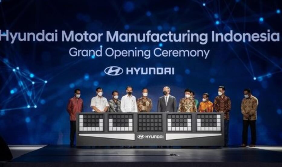 Президент  Индонезии Джоко Видодо (4-й слева), председатель Hyundai Motor Group  Чон Ый Сон (6-й слева) и другие официальные лица позируют фотографу во  время церемонии открытия завода Hyundai в Бекаси, Индонезия, 16 марта  2022 года. Фото предоставлено Hyundai Motor Group (Ренхап)