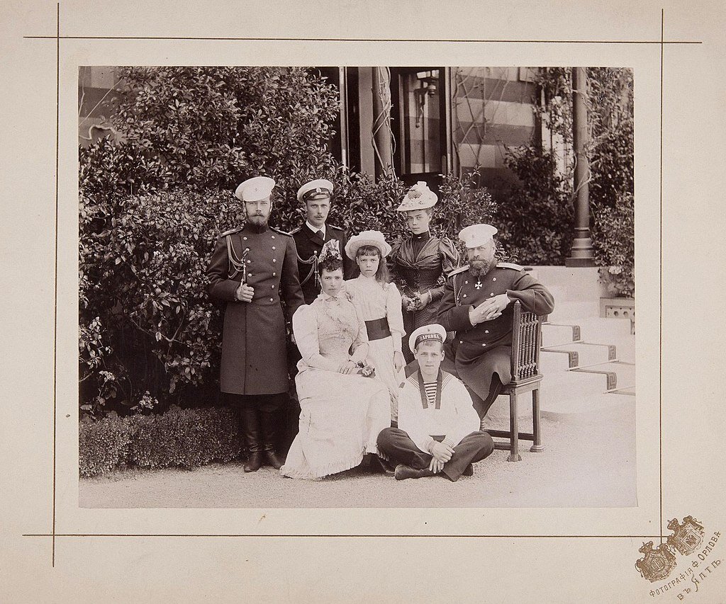 Императорская семья. Ливадия 1893 год. Ольга Александровна стоит в центре. 
