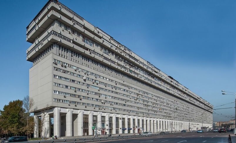 Это уникальное здание было построено в 80-х годах прошлого столетия. Свое название он получил благодаря деятельности архитектора Владимира Бабада - занимался созданием атомных реакторов. Но "Дом атомщиков" не единственное название здания. Иногда его называют "Лежачим небоскребом" или "Кораблем", что вполне заслуженно. Длина дома — 400 м, ширина — 15 м, а высота — 50. Согласитесь, очень необычные цифры для жилого дома. 