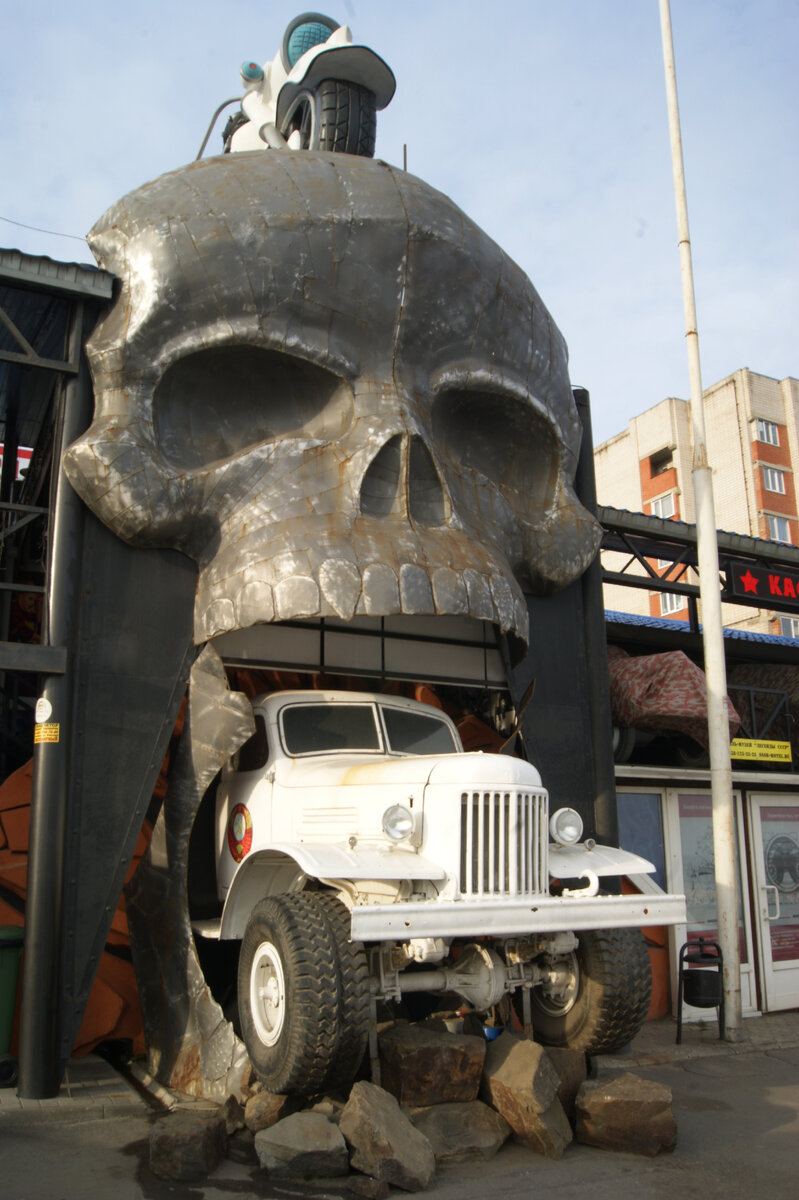 ЗИЛ выезжает из черепа 