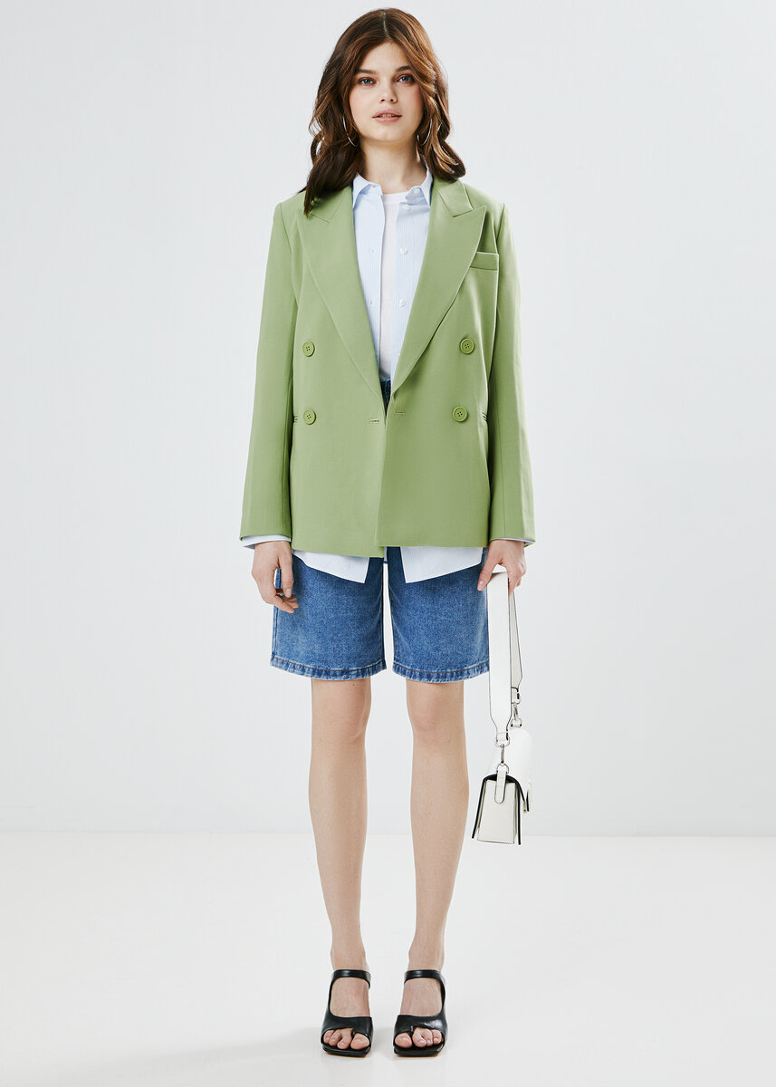 Пиджак Lime, рубашка 12storeez, футболка River Island, шорты Befree, серьги Hatparad, сабо Evigi
