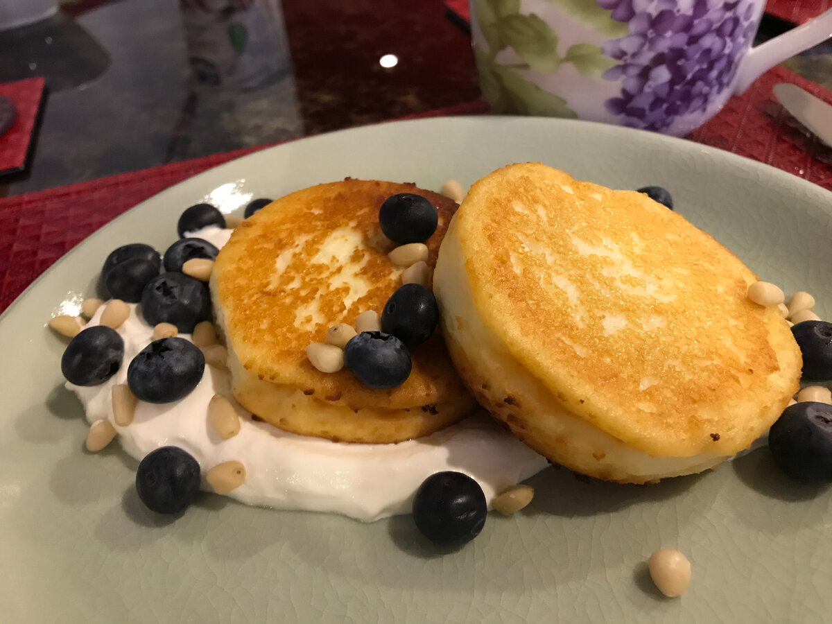 А у нас новый автор иллюстраций - я просто не смогла пройти мимо чудесных сырничков от  Ириши Копысовой. У нее тоже множество замечательных идей! Все по феншую - все по Nice&Easy. От и до.