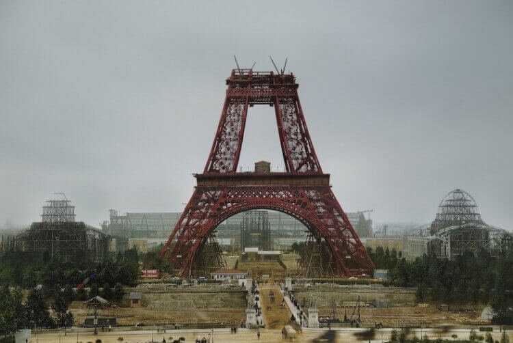 Эйфелева башня в 1888 году