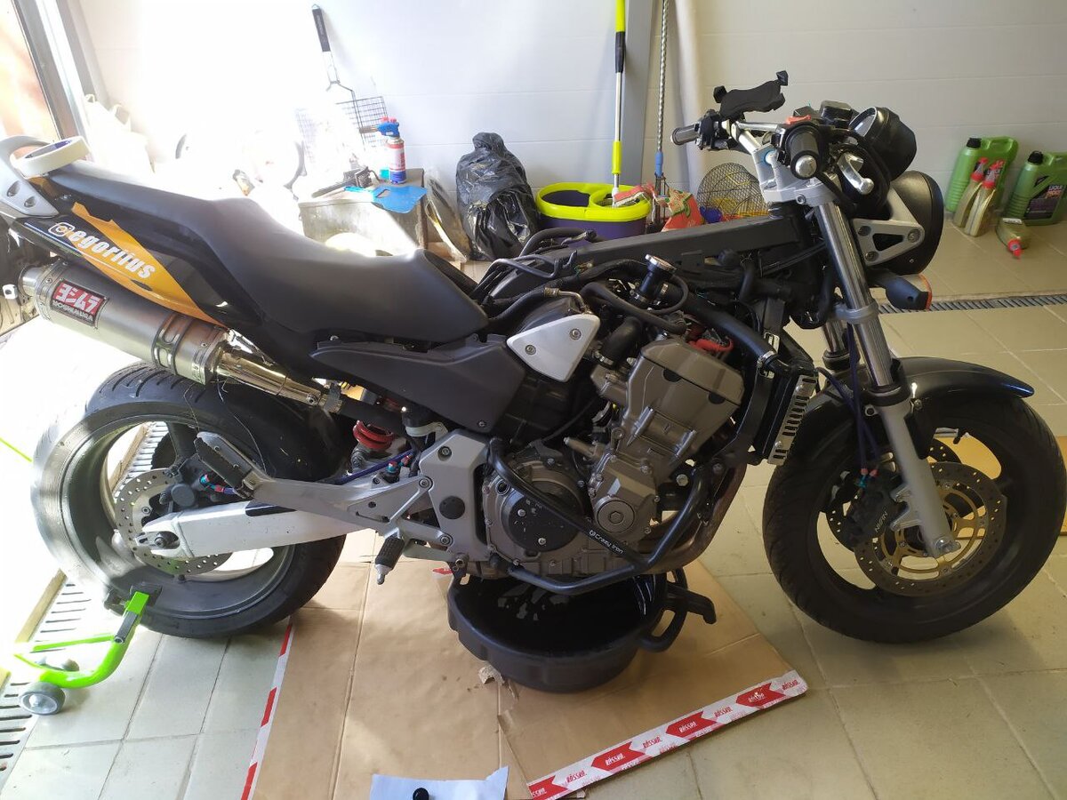 #honda #cb900 #мотоТо #замена масла

Меняем масло на Honda cb 900.
В замене масла, даже на таком серьеном мото нет ничего сложного. Уровень работ : простой.

И так распешу по шагам :
1. Ставим задний упор, если конечно он у вас есть и емкость для отработанного масла. Желательно конечно прогреть аппарат 5 минут, но так как была переставлена прокладка бензинового насоса, делал все на холодную.