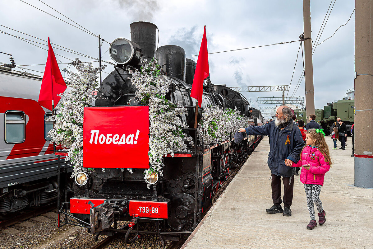 Ретро-поезд "Победа" на железно-дорожном вокзале в Новороссийске