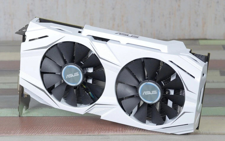 В Европе замечено резкое снижение цен на дискретные видеокарты. Эксперты видят в этом следствие улучшения ситуации с коронавирусом и выхода многих людей на работу в офисе. Сейчас цены на популярные карты на 25% выше рекомендуемых, хотя годом ранее разница была 218%. Россию это не касается – из-за геополитической ситуации цены на современные ускорители измеряются в сотнях тысяч рублей.