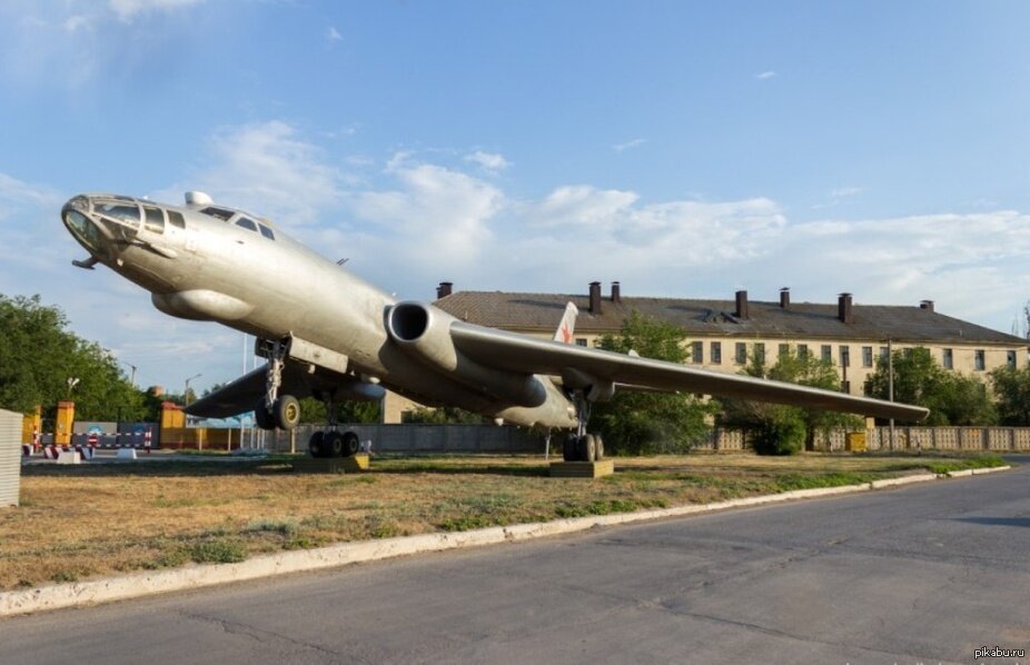 Памятник Ту-16  в  Ахтубинске