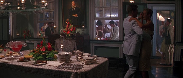 Кадр из фильма "Белый шквал": человек и кошка