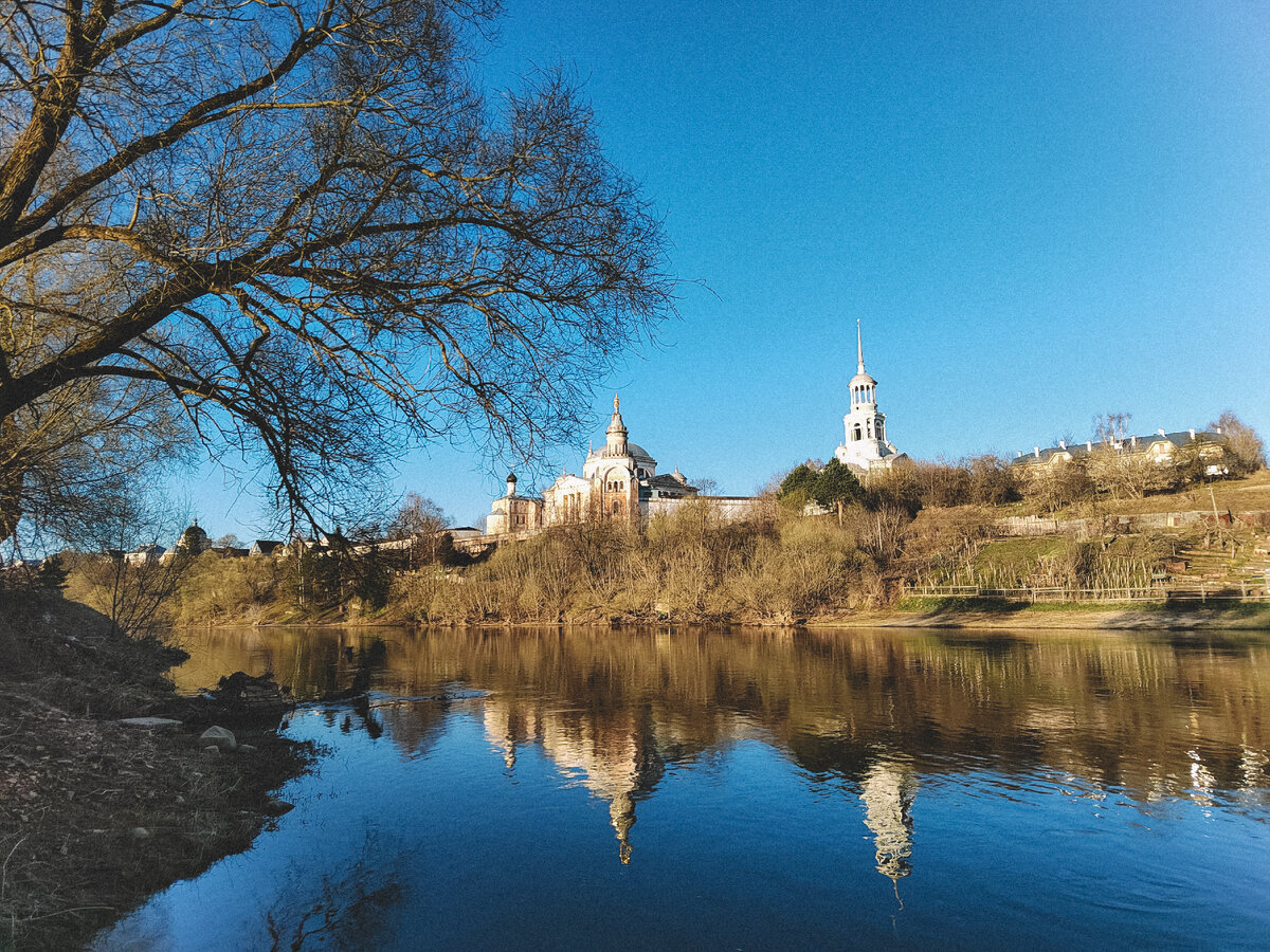 Торжок, как и Суздаль, находится примерно в 200 км от Москвы. Он не входит в маршрут Золотого кольца, поэтому сюда не едет огромное количество туристических автобусов. 