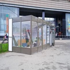 Ларек в нескольких метрах от ст метро "Международная"