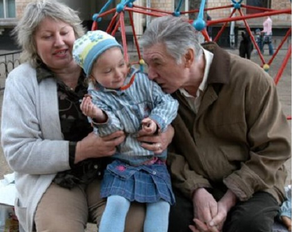 У Саши Белявской были пожилые родители: папе - 71, маме - 53, когда она родилась