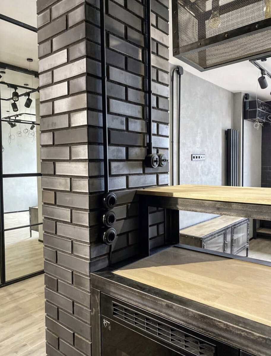 Кухня-гостиная в стиле лофт с барной стойкой из металла и дуба