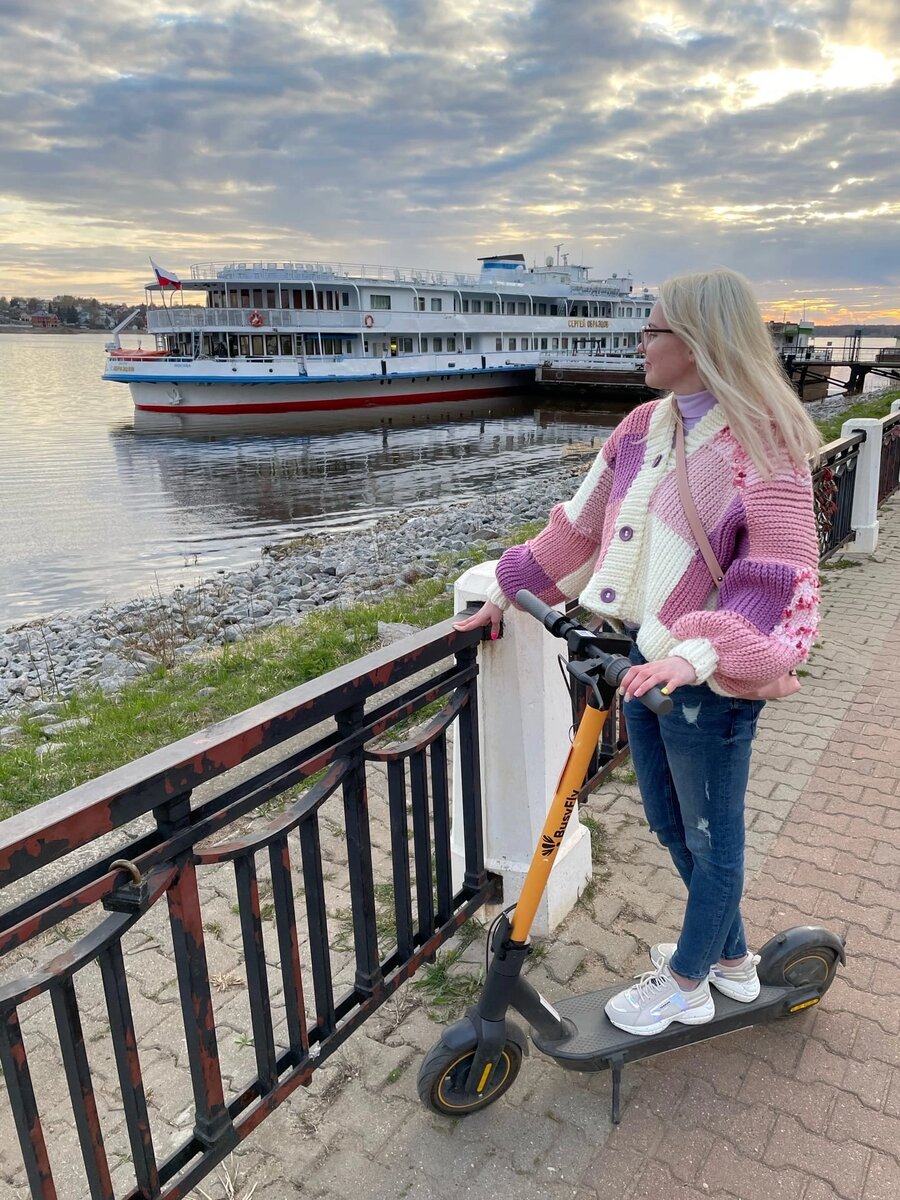 Одна из работ Екатерины. Как по мне этот кардиган ей очень идёт. 