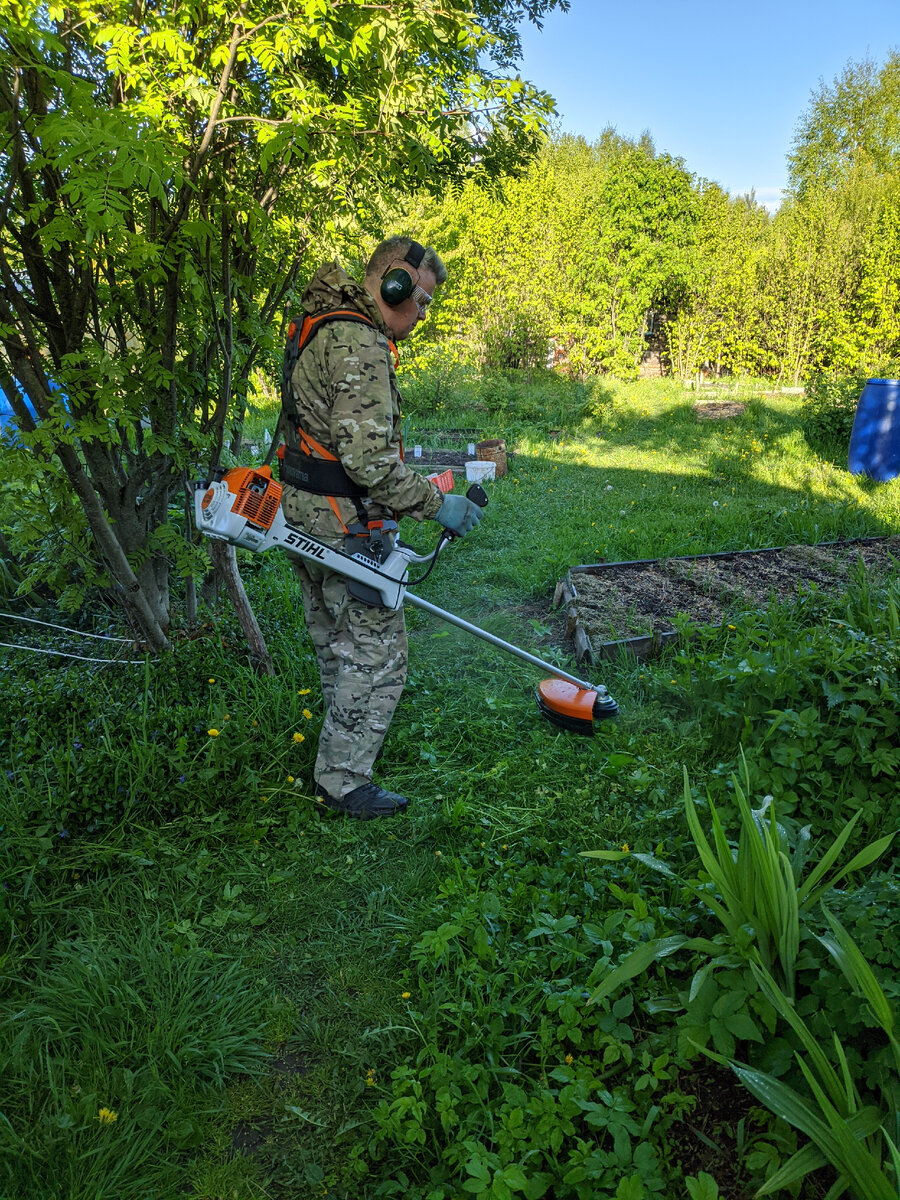 Спецкостюм необходим для покоса. Иначе травяная труха будет обнаруживаться в самых неожиданных местах. Фото автора