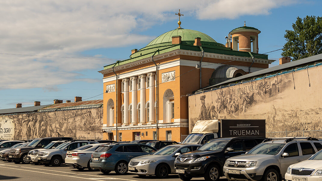 Постройка занимает обширный участок у реки Мойки
