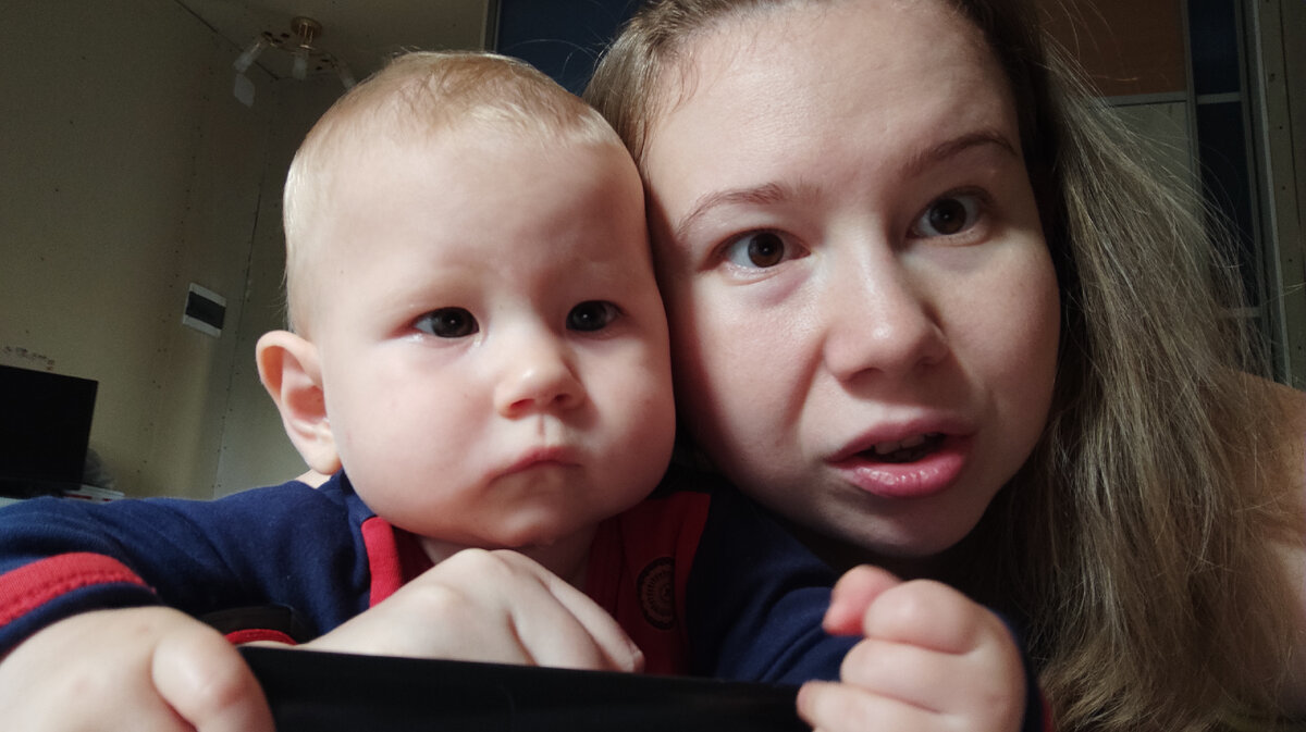 Гриша смотрит на маму и думает "Мне бы твои проблемы", а мама, как обычно в шоке от всего происходящего :)