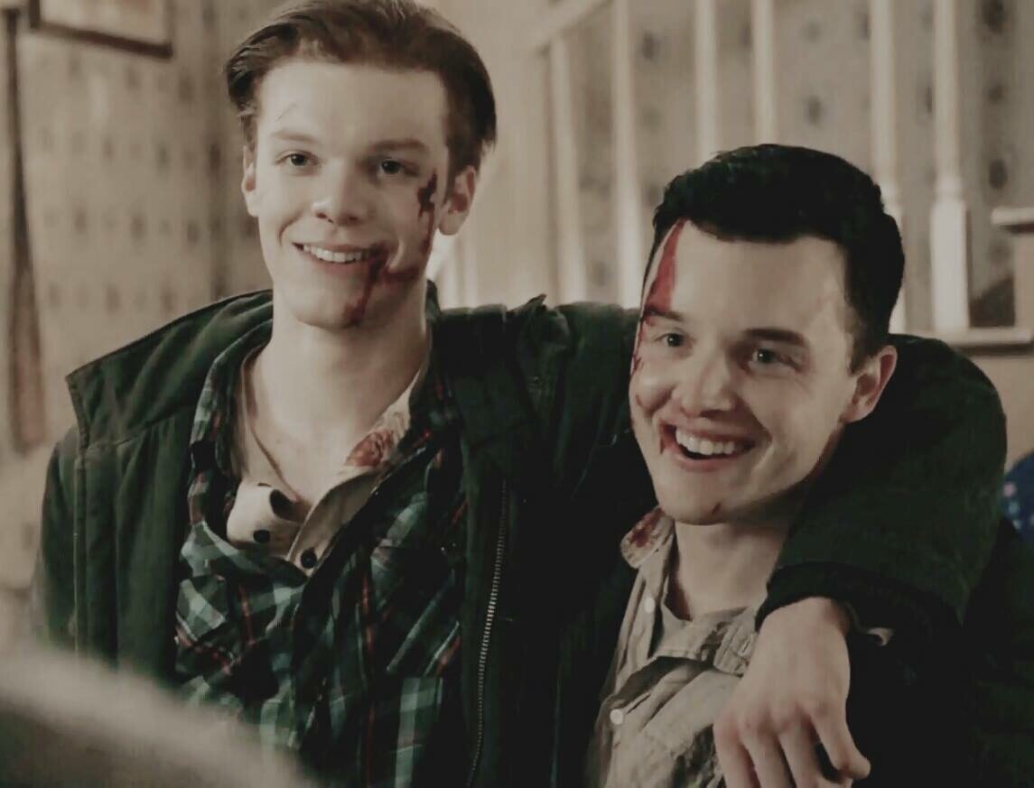 микки милкович в сериале. мики милчкович и йен гплагео. йен галлагер и микки милкович поцелуй. бесстыжие микки милкович и йен галлагер свадьба. бесстыжие йен и микки обои.