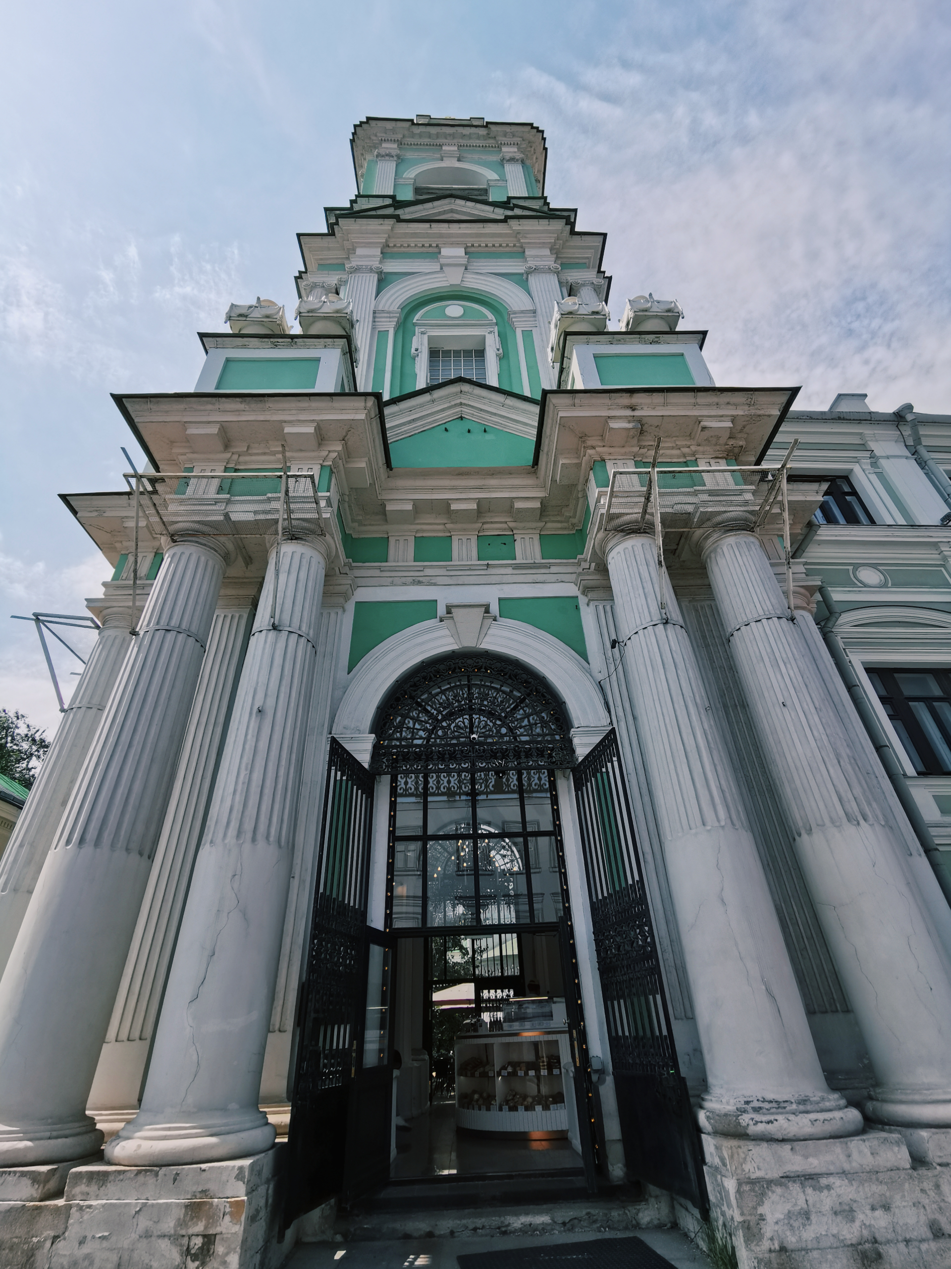 Церковная колокольня и модная кофейня. Как Москва соединяет религию и напитки6