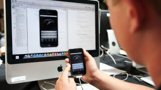 Количество вакансий разработчиков приложений для iOS и Android выросло впервые с начала спецоперации России в Украине. По данным HeadHunter, общее число меньше февральского, но по некоторым направлениям уже есть дефицит кадров.
Как пишет «Коммерсантъ», это связано с релокацией разработчиков и ограничениями на удалённую работу из-за рубежа со стороны госкомпаний.
Так, в июне были доступны 1,3 тысячи вакансий для разработчиков для iOS и 1,4 тысячи — для Android. Тогда как в февраля предлагали 1,5-1,6 тысячи. Причём минимум объявлений пришёлся на май: 1024 — iOS-вакансий, 1164 — Android.
Ранее глава Минцифры РФ Максут Шадаев заявил, что «значимая часть» IT-специалистов, которые начали массово покидать страну с февраля, вернулась обратно. По словам главы ведомства, большая часть из вернувшихся — это те, кто «уехали на эмоциях» и не смогли быстро найти работу. Также он отметил, что около половины оставшихся за рубежом IT-специалистов по-прежнему трудится в штате российских компаний.