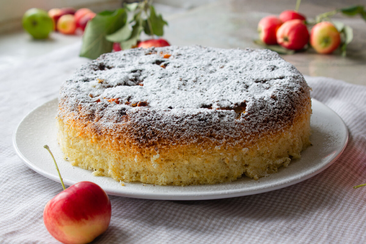 Готовая шарлотка. Следующее фото - в разрезе 