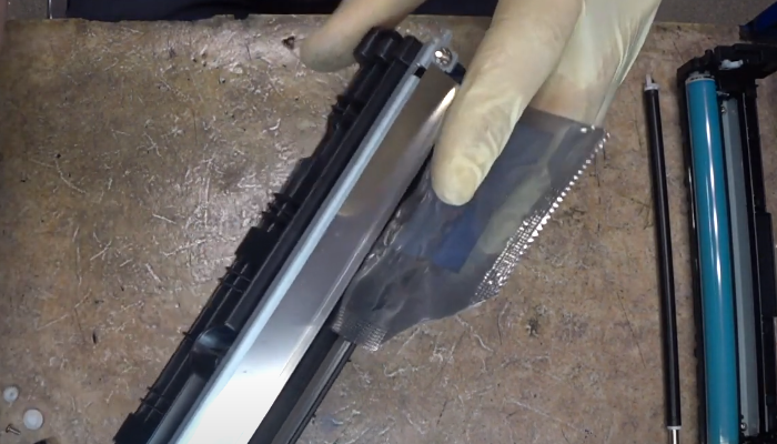 Фото 90. Проклеиваем клеем в указанном месте