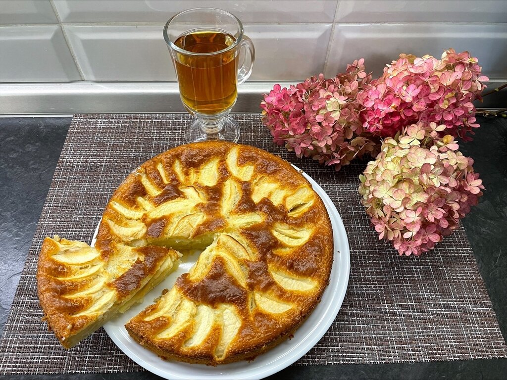 Шарлотка с зеленым яблоком