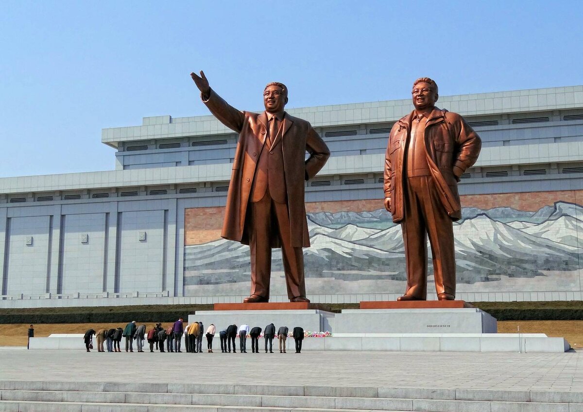 Северная Корея памятники Ким Ир. Mansu Hill Grand Monument Пхеньян. КНДР Ким Ир сен статуя. Пхеньян памятник Ким Ир сену.