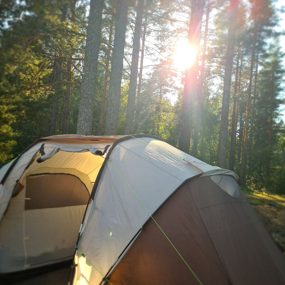 Наша палатка на берегу озера