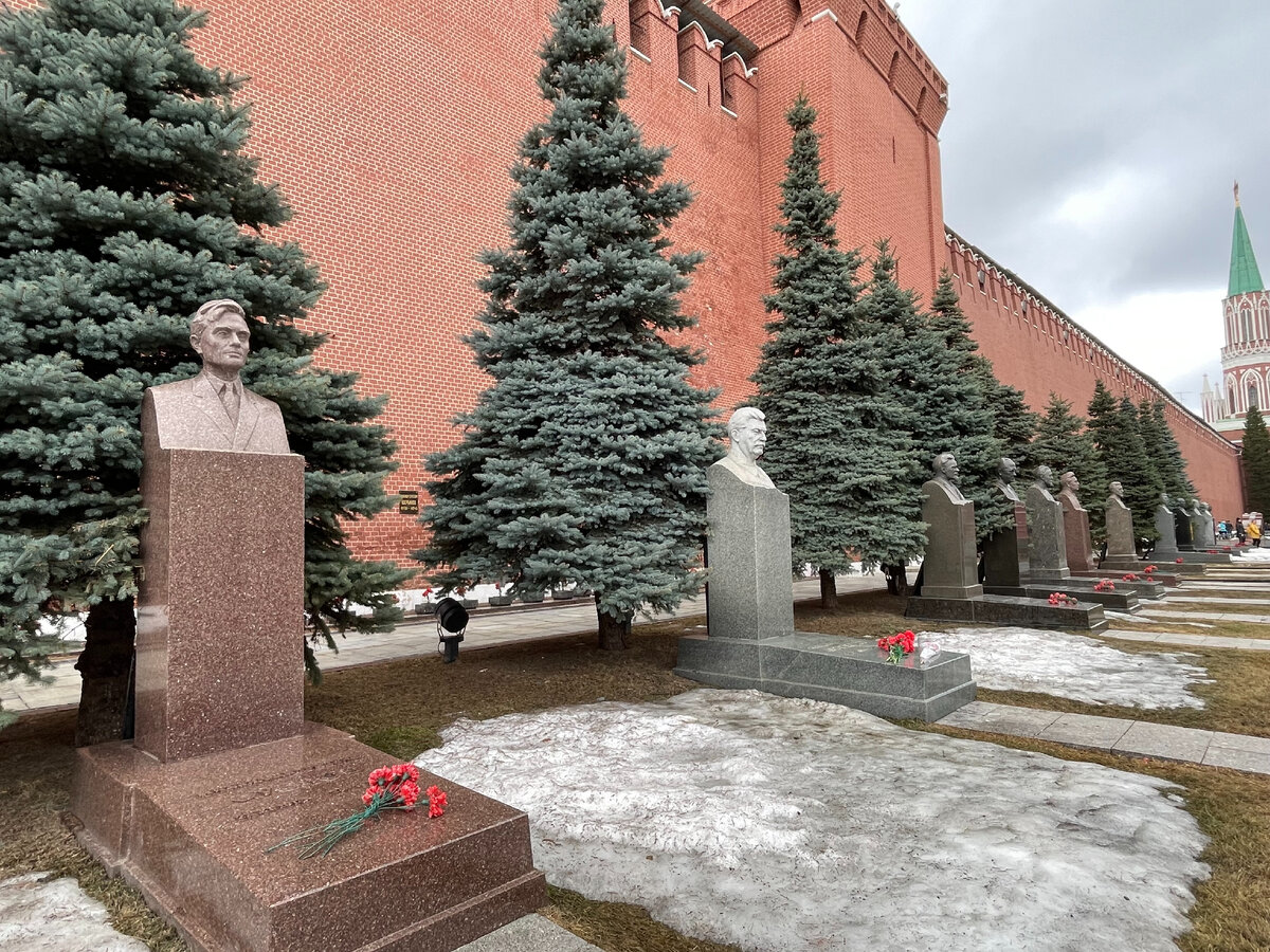 Фото захоронения у кремлевской стены