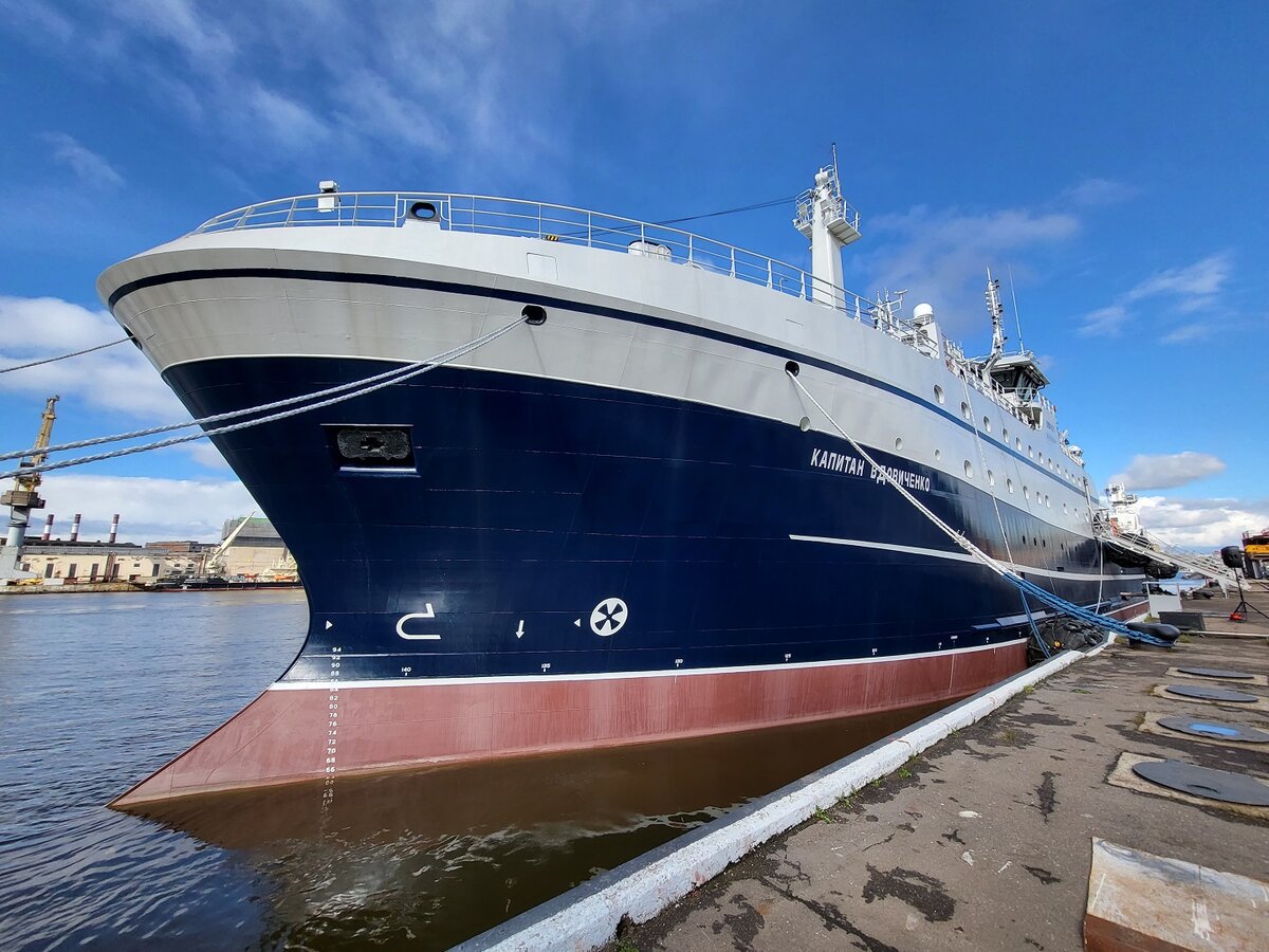 Супертраулер "Капитан Вдовиченко" отправился на промысел от Адмиралтейских верфей (входят в ОСК) в Санкт-Петербурге / Адмиралтейские верфи