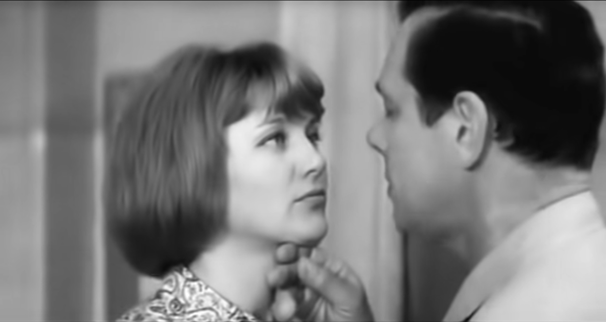 Все-таки красивая пара, несмотря на невнятную "любовную линию". Кадр фильма "Ошибка резидента", скриншот. 